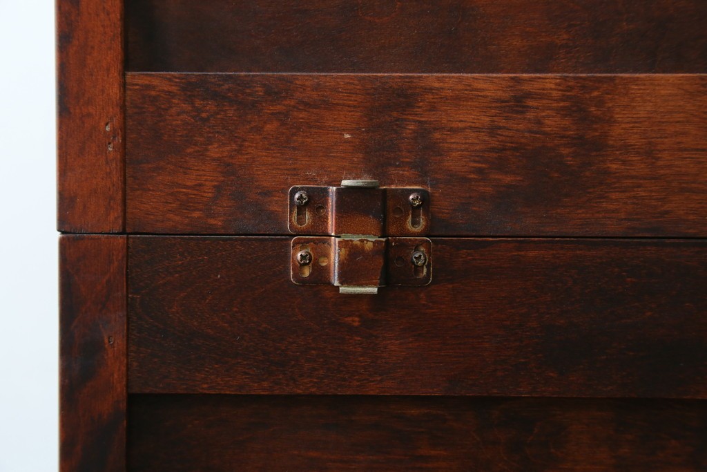 中古　美品　九州民芸家具　深みのある色調と格子意匠が魅力の重ね水屋箪笥　(R-085282)