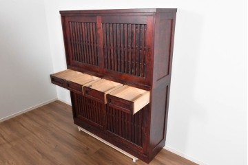 中古　美品　九州民芸家具　深みのある色調と格子意匠が魅力の重ね水屋箪笥　(R-085282)