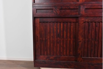 中古　美品　九州民芸家具　深みのある色調と格子意匠が魅力の重ね水屋箪笥　(R-085282)