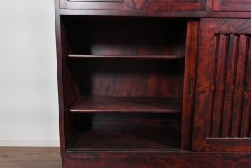 中古　美品　九州民芸家具　深みのある色調と格子意匠が魅力の重ね水屋箪笥　(R-085282)