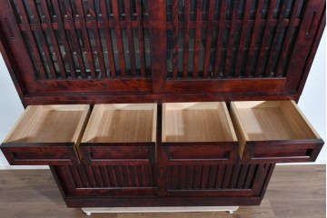 中古　美品　九州民芸家具　深みのある色調と格子意匠が魅力の重ね水屋箪笥　(R-085282)