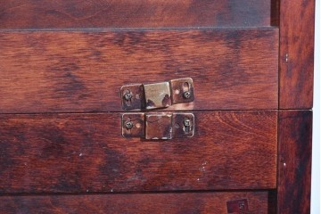 中古　美品　九州民芸家具　深みのある色調と格子意匠が魅力の重ね水屋箪笥　(R-085282)