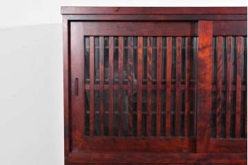 中古　美品　九州民芸家具　深みのある色調と格子意匠が魅力の重ね水屋箪笥　(R-085282)