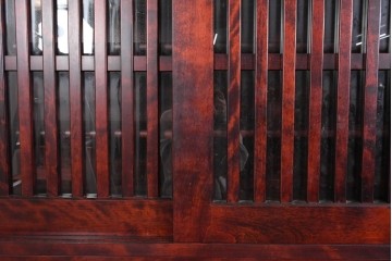 中古　美品　九州民芸家具　深みのある色調と格子意匠が魅力の重ね水屋箪笥　(R-085282)