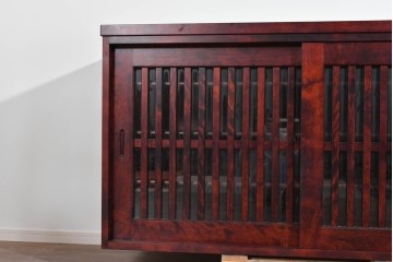 中古　美品　九州民芸家具　木肌の豊かな木目と格子が調和する上質な水屋箪笥サイドボード　(R-085283)