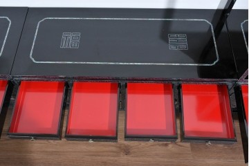 中古　美品　高級品　螺鈿装飾が華やかな飾り棚付きローボード　(R-085286)