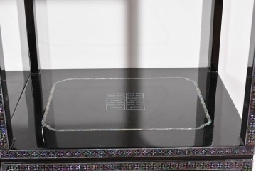 中古　美品　高級品　螺鈿装飾が華やかな飾り棚付きローボード　(R-085286)