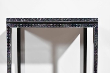 中古　美品　高級品　螺鈿装飾が華やかな飾り棚付きローボード　(R-085286)