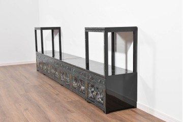 中古　美品　高級品　螺鈿装飾が華やかな飾り棚付きローボード　(R-085286)