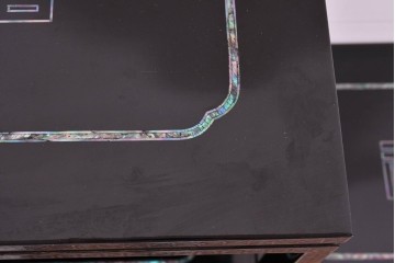 中古　美品　高級品　螺鈿装飾が華やかな飾り棚付きローボード　(R-085286)