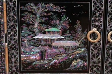 中古　美品　高級品　螺鈿装飾が華やかな飾り棚付きローボード　(R-085286)