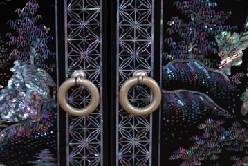 中古　美品　高級品　螺鈿装飾が華やかな飾り棚付きローボード　(R-085286)