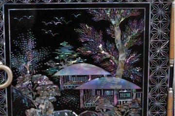 中古　美品　高級品　螺鈿装飾が華やかな飾り棚付きローボード　(R-085286)