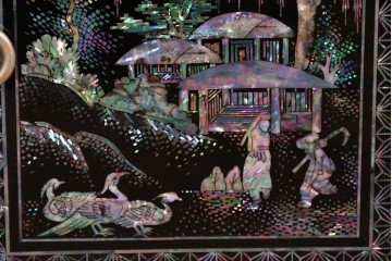 中古　美品　高級品　螺鈿装飾が華やかな飾り棚付きローボード　(R-085286)