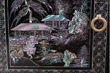 中古　美品　高級品　螺鈿装飾が華やかな飾り棚付きローボード　(R-085286)