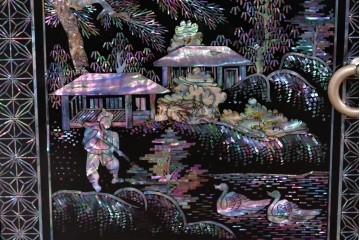 中古　美品　高級品　螺鈿装飾が華やかな飾り棚付きローボード　(R-085286)