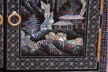 中古　美品　高級品　螺鈿装飾が華やかな飾り棚付きローボード　(R-085286)