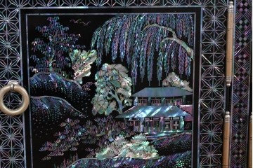 中古　美品　高級品　螺鈿装飾が華やかな飾り棚付きローボード　(R-085286)