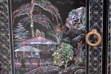 中古　美品　高級品　螺鈿装飾が華やかな飾り棚付きローボード　(R-085286)