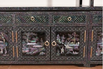 中古　美品　高級品　螺鈿装飾が華やかな飾り棚付きローボード　(R-085286)