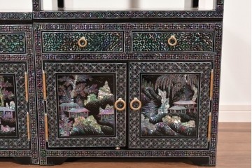 中古　美品　高級品　螺鈿装飾が華やかな飾り棚付きローボード　(R-085286)