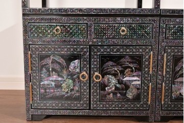 中古　美品　高級品　螺鈿装飾が華やかな飾り棚付きローボード　(R-085286)