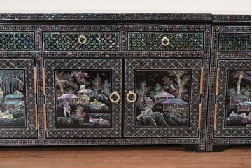 中古　美品　高級品　螺鈿装飾が華やかな飾り棚付きローボード　(R-085286)