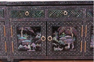 中古　美品　高級品　螺鈿装飾が華やかな飾り棚付きローボード　(R-085286)