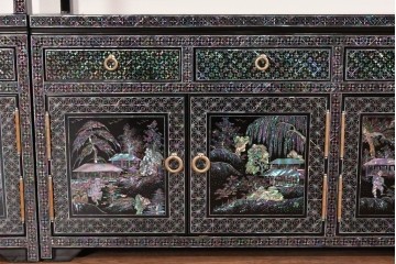 中古　美品　高級品　螺鈿装飾が華やかな飾り棚付きローボード　(R-085286)