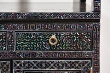 中古　美品　高級品　螺鈿装飾が華やかな飾り棚付きローボード　(R-085286)