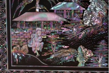 中古　美品　高級品　前面に施された螺鈿細工が華やかなサイドボード　(R-085287)