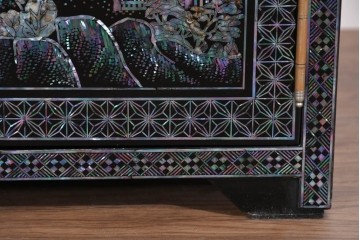 中古　美品　高級品　前面に施された螺鈿細工が華やかなサイドボード　(R-085287)