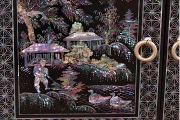 中古　美品　高級品　前面に施された螺鈿細工が華やかなサイドボード　(R-085287)