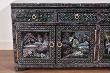 中古　美品　高級品　前面に施された螺鈿細工が華やかなサイドボード　(R-085287)