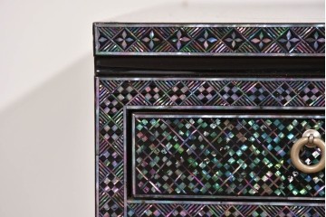 中古　美品　高級品　前面に施された螺鈿細工が華やかなサイドボード　(R-085287)