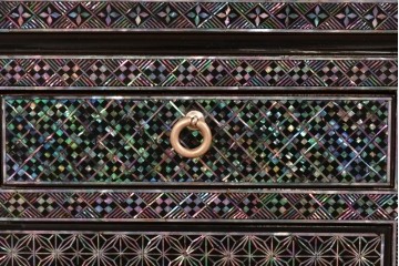 中古　美品　高級品　前面に施された螺鈿細工が華やかなサイドボード　(R-085287)