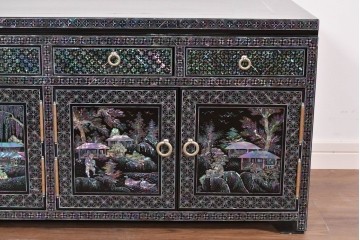 中古　美品　高級品　前面に施された螺鈿細工が華やかなサイドボード　(R-085287)