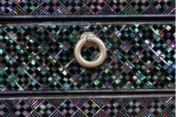 中古　美品　高級品　前面に施された螺鈿細工が華やかなサイドボード　(R-085287)