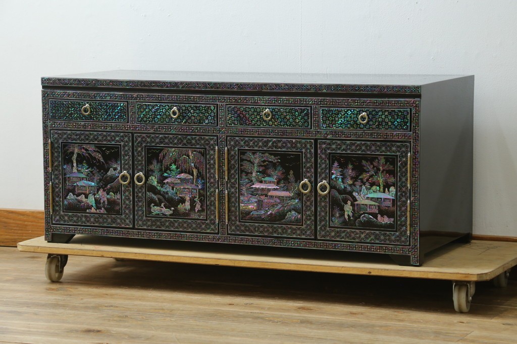 中古　美品　韓国民芸家具　高級品!!　螺鈿細工の風景装飾が華やかな引き出し付きローボード　(R-085288)