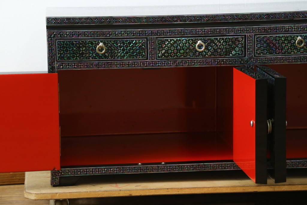 中古　美品　韓国民芸家具　高級品!!　螺鈿細工の風景装飾が華やかな引き出し付きローボード　(R-085288)