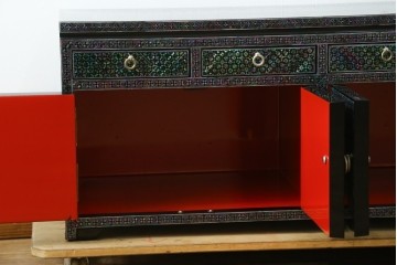 中古　美品　韓国民芸家具　高級品!!　螺鈿細工の風景装飾が華やかな引き出し付きローボード　(R-085288)