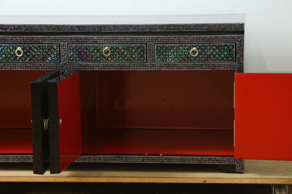 中古　美品　韓国民芸家具　高級品!!　螺鈿細工の風景装飾が華やかな引き出し付きローボード　(R-085288)