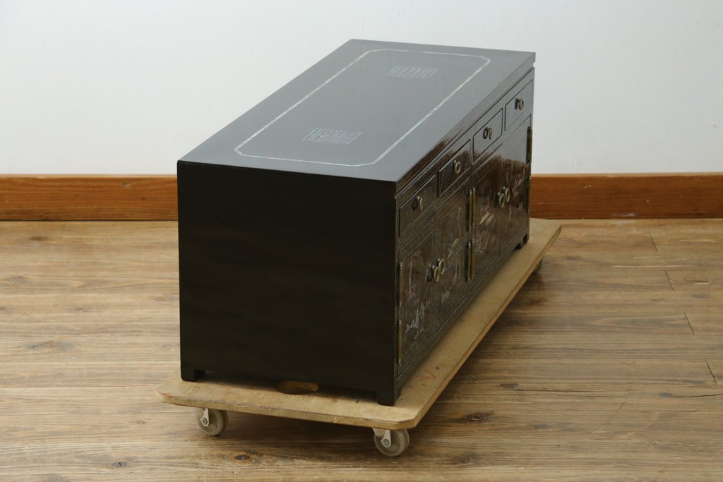中古　美品　韓国民芸家具　高級品!!　螺鈿細工の風景装飾が華やかな引き出し付きローボード　(R-085288)
