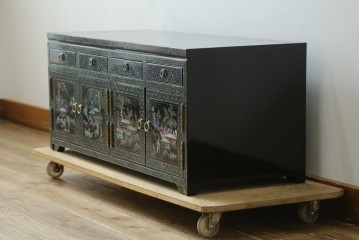 中古　美品　韓国民芸家具　高級品!!　螺鈿細工の風景装飾が華やかな引き出し付きローボード　(R-085288)