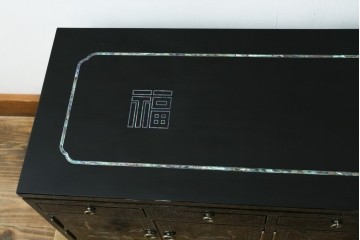 中古　美品　韓国民芸家具　高級品!!　螺鈿細工の風景装飾が華やかな引き出し付きローボード　(R-085288)