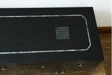 中古　美品　韓国民芸家具　高級品!!　螺鈿細工の風景装飾が華やかな引き出し付きローボード　(R-085288)