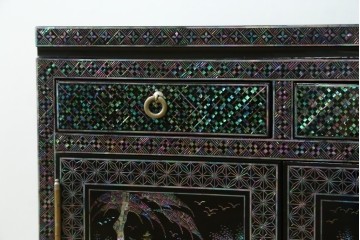 中古　美品　韓国民芸家具　高級品!!　螺鈿細工の風景装飾が華やかな引き出し付きローボード　(R-085288)