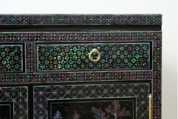 中古　美品　韓国民芸家具　高級品!!　螺鈿細工の風景装飾が華やかな引き出し付きローボード　(R-085288)