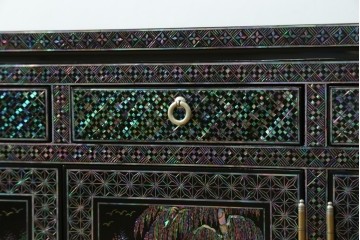 中古　美品　韓国民芸家具　高級品!!　螺鈿細工の風景装飾が華やかな引き出し付きローボード　(R-085288)