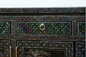中古　美品　韓国民芸家具　高級品!!　螺鈿細工の風景装飾が華やかな引き出し付きローボード　(R-085288)